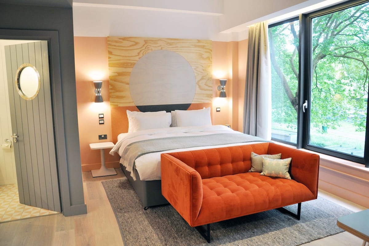 Master | Premium bedding, in-room safe, desk, laptop workspace