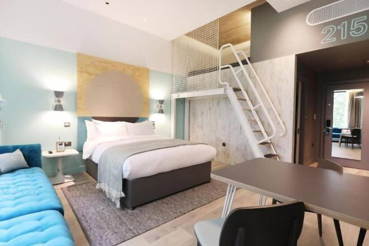 Premium bedding, in-room safe, desk, laptop workspace