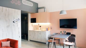 Studio | Premium bedding, in-room safe, desk, laptop workspace