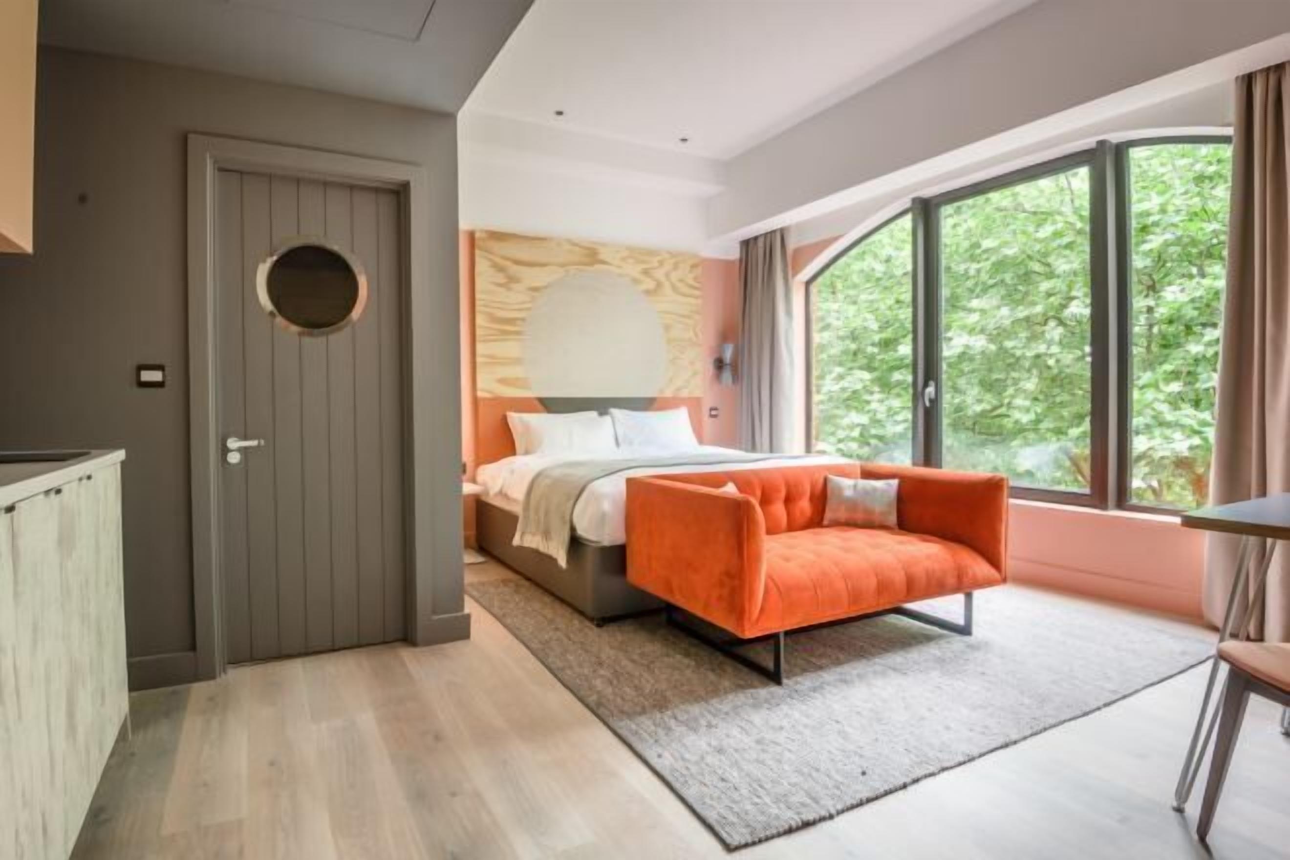Premium bedding, in-room safe, desk, laptop workspace