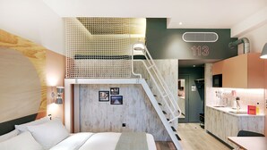 Loft Living | 高級寝具、セーフティボックス (室内)、デスク、ノートパソコン用作業スペース