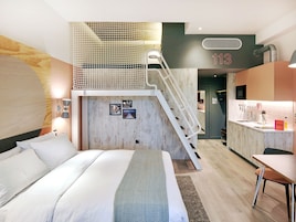 Master Loft | Premium bedding, in-room safe, desk, laptop workspace