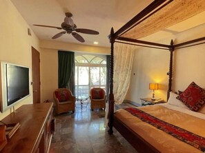 In-room safe, desk, blackout drapes, iron/ironing board - Swan Lake Villa Resort (Hengchun)