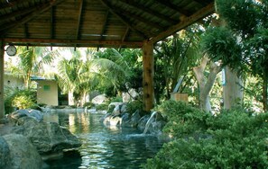 Outdoor spa tub - Swan Lake Villa Resort (Hengchun)