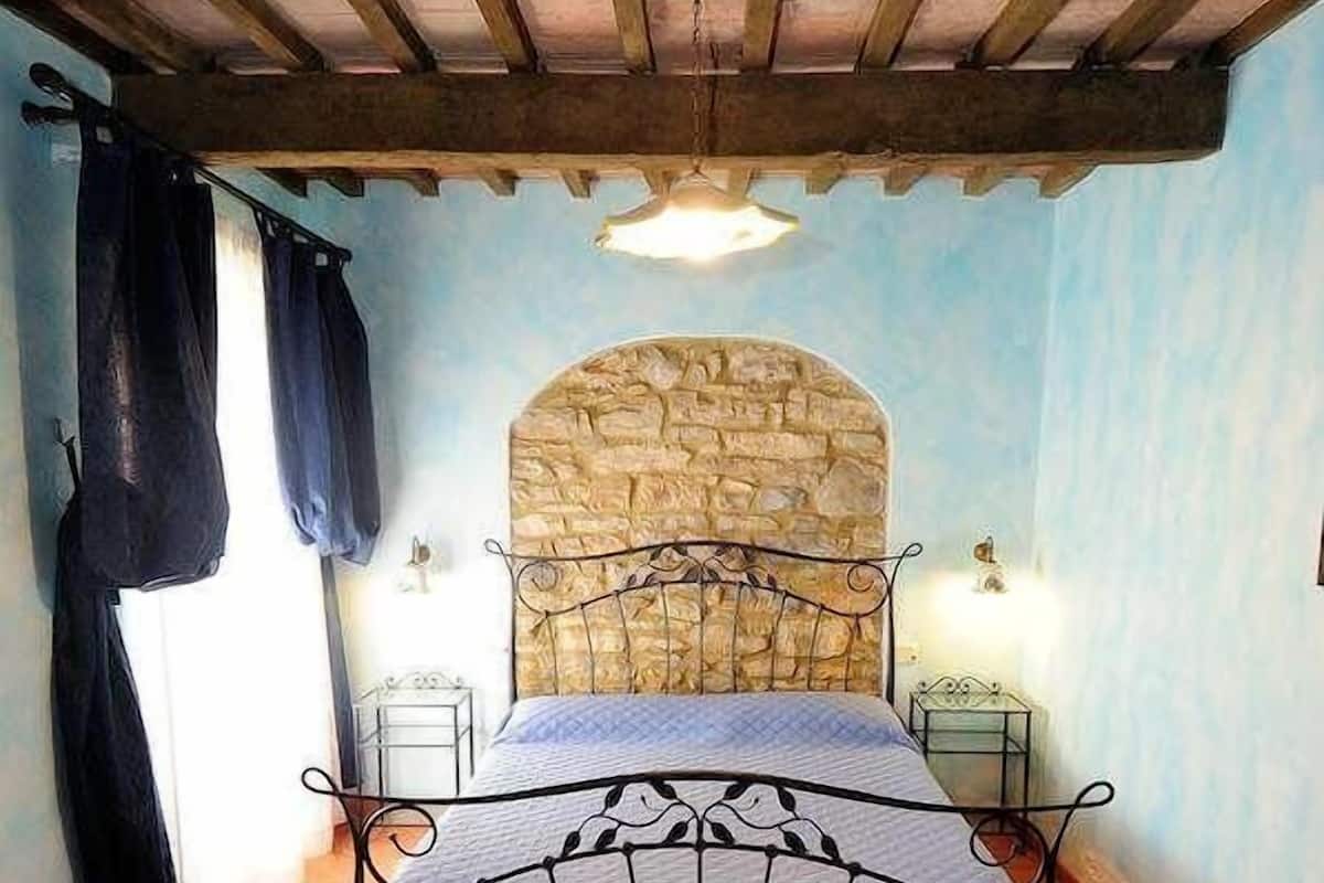 Biancheria da letto di alta qualità, una scrivania