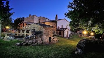 Fachada da propriedade à noite