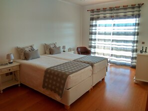 3 habitaciones, tabla de planchar con plancha, wifi y ropa de cama 