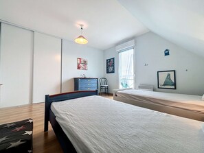 4 bedrooms, WiFi - Modern Villa with Terrace, Enclosed Garden, and Large Basement near Mont Saint-Michel (Saint-Pair-sur-Mer)
