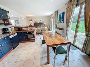 Fridge, microwave, oven, stovetop - Modern Villa with Terrace, Enclosed Garden, and Large Basement near Mont Saint-Michel (Saint-Pair-sur-Mer)