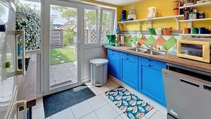 Private kitchen - Cozy Renovated Beach House, 300m to Shore, Garden Terrace, Near Shops & Attractions (Saint-Pair-sur-Mer)