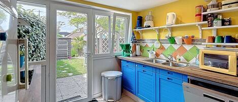 Een koelkast, een microgolfoven, een oven, een kookplaat