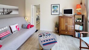 Living area - Cozy Renovated Beach House, 300m to Shore, Garden Terrace, Near Shops & Attractions (Saint-Pair-sur-Mer)