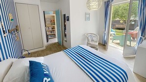 Room - Cozy Renovated Beach House, 300m to Shore, Garden Terrace, Near Shops & Attractions (Saint-Pair-sur-Mer)