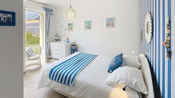Room - Cozy Renovated Beach House, 300m to Shore, Garden Terrace, Near Shops & Attractions (Saint-Pair-sur-Mer)