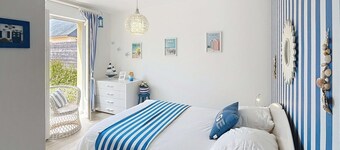 Cozy Renovated Beach House, 300m to Shore, Garden Terrace, Near Shops & Attractions