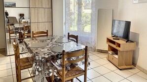 Dining - Cozy Studio 100m from Beach with Free Wifi, Near Shops in Saint-Pair-sur-Mer (Saint-Pair-sur-Mer)