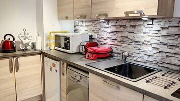 Réfrigérateur, micro-ondes, plaque de cuisson, lave-vaisselle