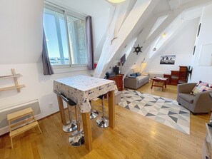 Unclassified image, 2 of 6, button