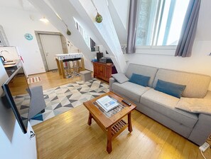 Unclassified image, 4 of 6, button