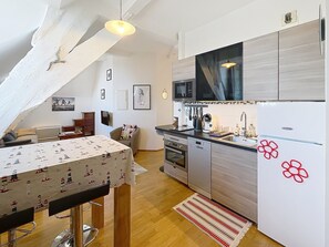 Fridge, microwave, oven, stovetop - Cozy apartment, 200m beach, private parking, WiFi (Granville)