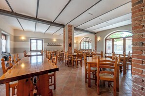 Ofereix vistes al jardí i s'hi serveixen dinars i plats de cuina local 