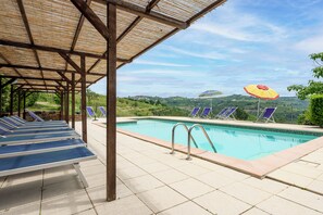 Seasonal outdoor pool, pool umbrellas, pool loungers - Agriturismo Bevione Davide (Farigliano)