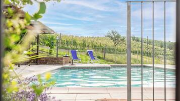 Piscine extérieure (ouverte en saison), parasols de plage