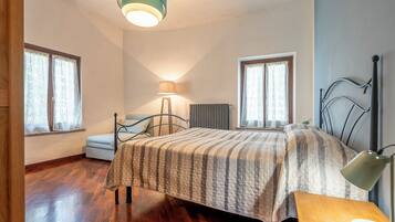 Appartamento Standard, 2 camere da letto, balcone, vista vigneti | 1 camera, una cassaforte in camera, una scrivania, ferro/asse da stiro