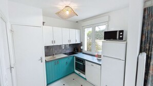 Cafetera y tetera, refrigerador, microondas y horno 
