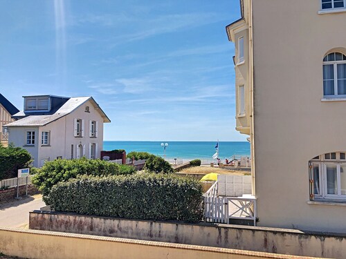 Maison de ville à 50m de la plage et commerces, 2 chambres, cour mitoyenne