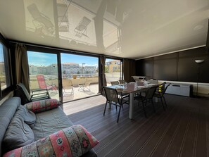Interior - Modern apartment, 2-room cabin, terrace and veranda, near beach, private parking (Sète)