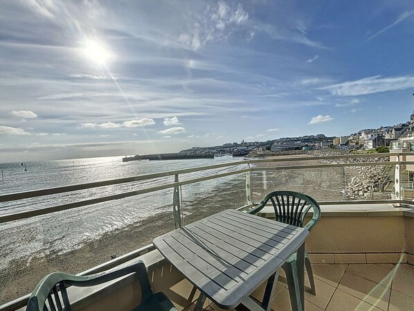 Outdoor dining - Apartment with balcony, near beaches and shops (Granville)