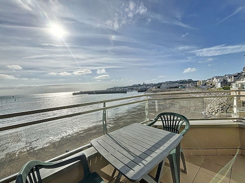 Appartement avec balcon, proche des plages et commerces