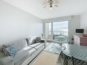 TV - Apartment with balcony, near beaches and shops (Granville)