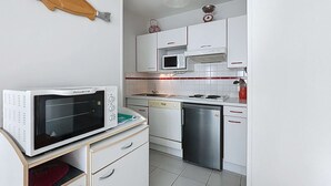 Wasserkocher mit Kaffee-/Teezubehör, Kühlschrank, Mikrowelle, Ofen