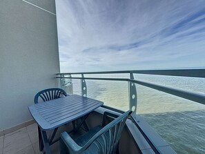 Property grounds - Apartment with balcony, near beaches and shops (Granville)