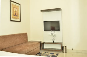 Suite | Living area | Flat-screen TV - Hotel Temple Inn (Amritsar)