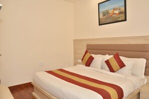 Triple Room | Desk, free WiFi - Hotel Temple Inn (Amritsar)