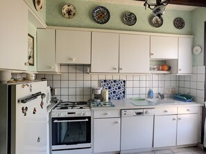 Réfrigérateur, four à micro-ondes, un four, surface de cuisson