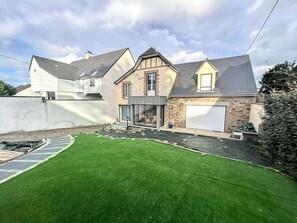 Exterior - Charming House with Garden, 100m from Beach and Shops in Jullouville (Jullouville)