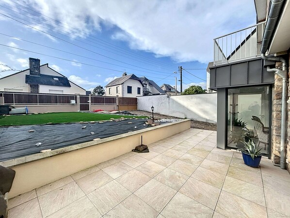 Terrace/patio - Charming House with Garden, 100m from Beach and Shops in Jullouville (Jullouville)