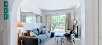 Charming House: 3 Rooms, Terrace, 400m from Beach, Near Center