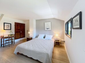 3 bedrooms, WiFi - Quiet Escape: Cozy Beach House with Terrace, Sleeps 8 (Saint-Pair-sur-Mer)