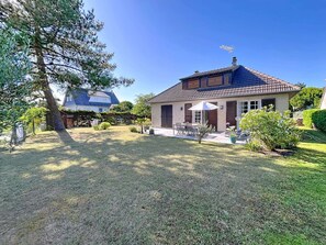 Exterior - Quiet Escape: Cozy Beach House with Terrace, Sleeps 8 (Saint-Pair-sur-Mer)