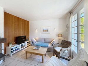 TV - Quiet Escape: Cozy Beach House with Terrace, Sleeps 8 (Saint-Pair-sur-Mer)
