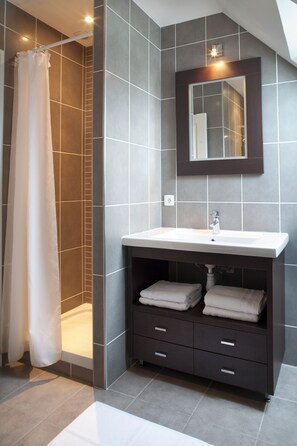 Banheira, secador de cabelo, toalhas de banho 