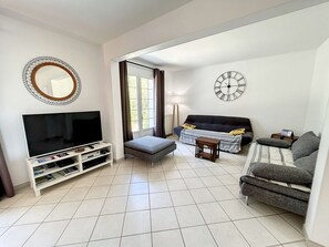 TV - Beachside Villa with Garden, Free Wifi & BBQ – Close to Shops & Attractions (Jullouville)