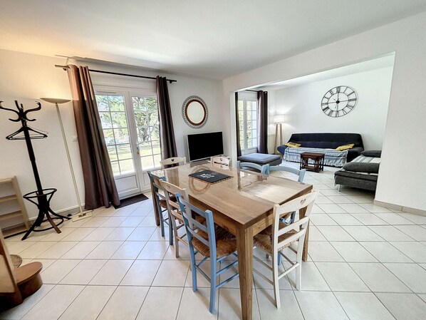 Interior - Beachside Villa with Garden, Free Wifi & BBQ – Close to Shops & Attractions (Jullouville)