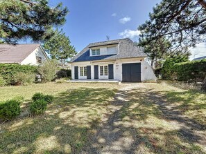 Exterior - Beachside Villa with Garden, Free Wifi & BBQ – Close to Shops & Attractions (Jullouville)