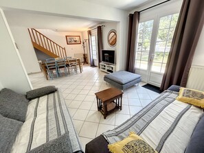 TV - Beachside Villa with Garden, Free Wifi & BBQ – Close to Shops & Attractions (Jullouville)